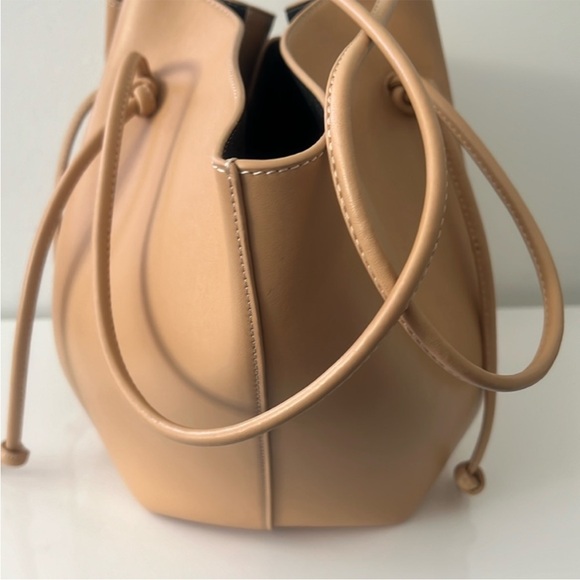 Yuzefi Large Mochi tote bag in Cashew - Picture 5 of 9